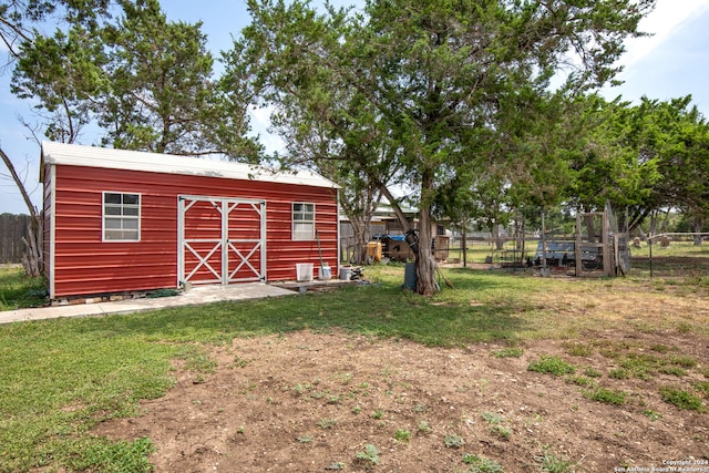 view of yard with an outdoor structure