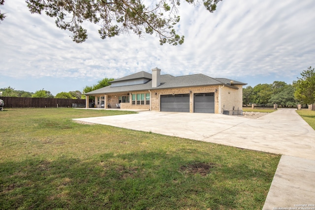 view of front of home featuring a front lawn and a garage