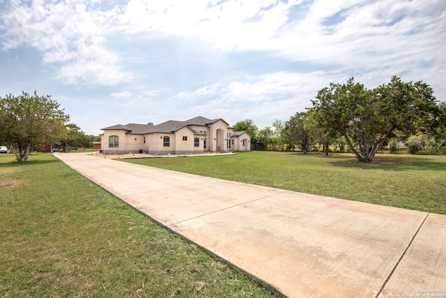 view of front of home featuring a front yard