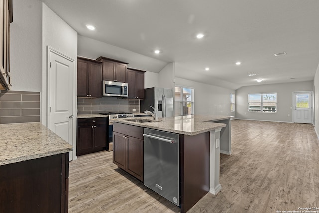 kitchen featuring a kitchen island with sink, light hardwood / wood-style flooring, stainless steel appliances, and sink