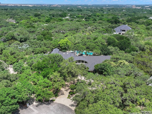 birds eye view of property featuring a forest view