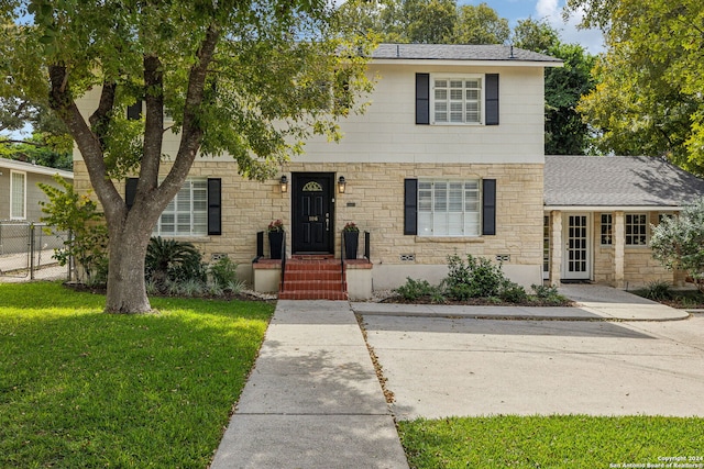 view of front of property featuring a front lawn