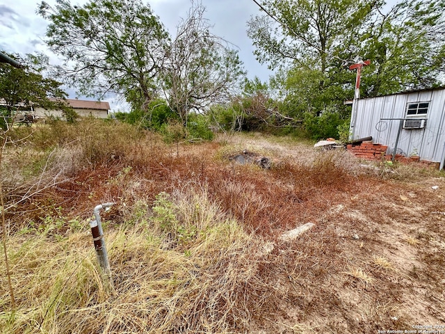 view of yard with a storage shed