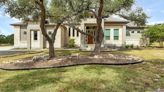 view of front facade with a front lawn