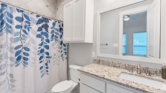 bathroom with vanity, toilet, a shower with curtain, and ceiling fan