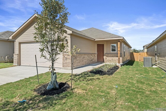 view of front of home featuring a front yard and a garage