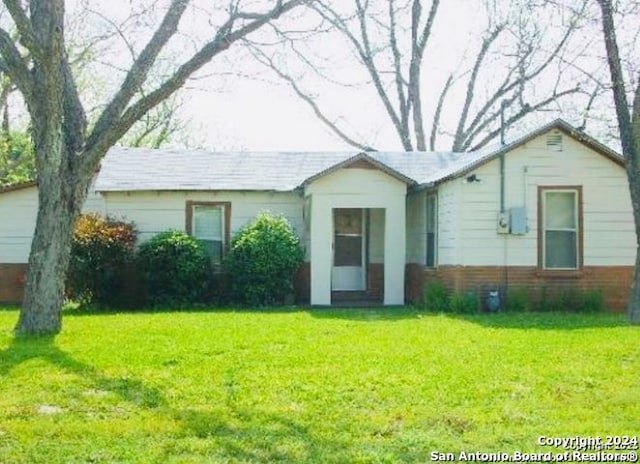 ranch-style home with a front yard