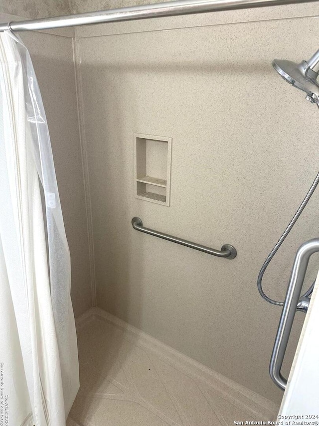 bathroom featuring curtained shower