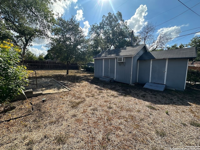 view of yard featuring a shed