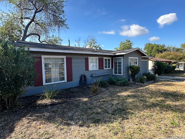 ranch-style home with a front yard