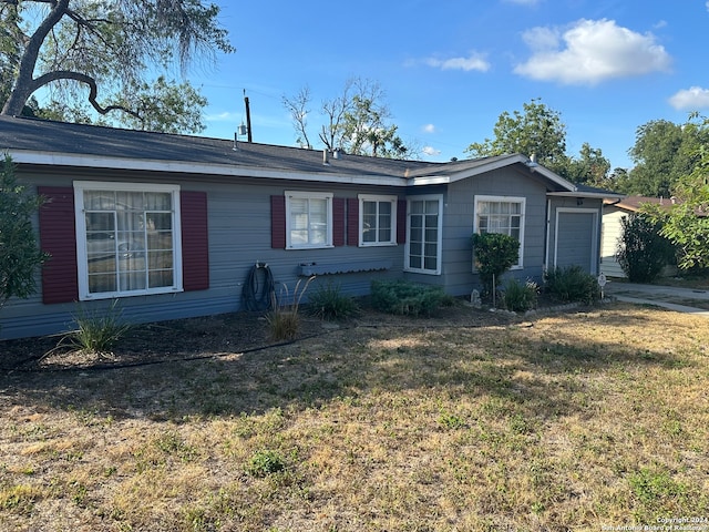 single story home with a front lawn