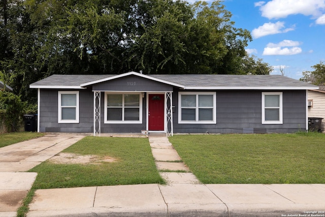 view of front of property featuring a front yard