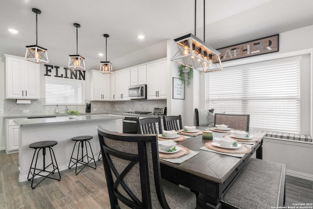 dining area featuring recessed lighting, light wood-type flooring, and baseboards