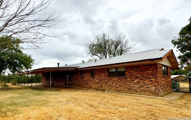 back of house featuring a lawn