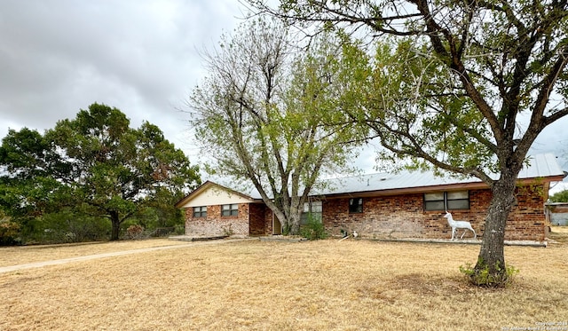 ranch-style home featuring a front lawn