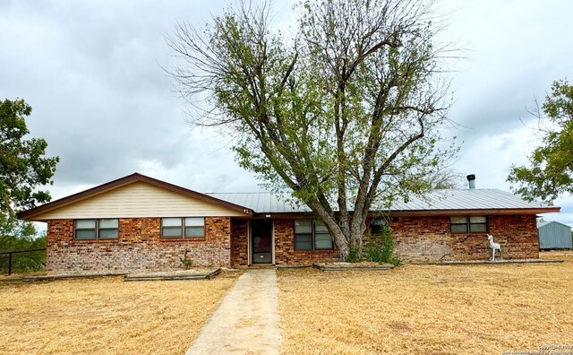 ranch-style house featuring a front yard