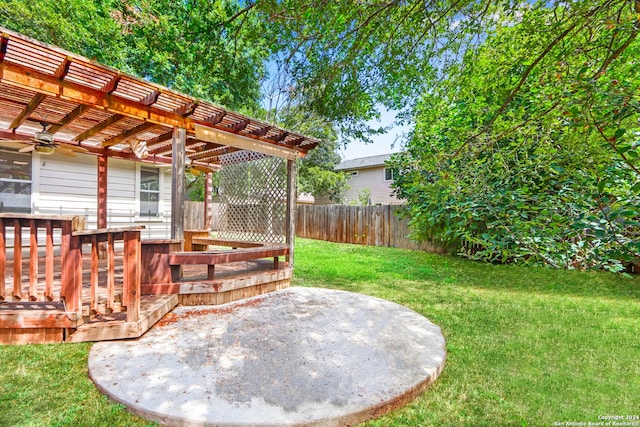 view of yard featuring a pergola