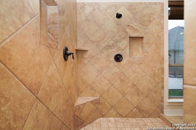 bathroom featuring tiled shower