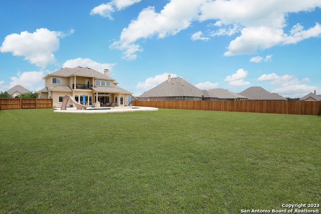 view of yard featuring a patio