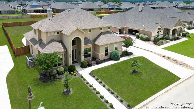 view of front facade featuring a front yard