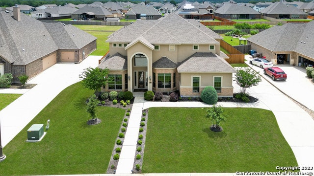 view of front of property featuring a front yard