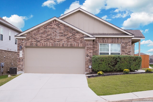 view of front of home featuring central AC unit and a front yard