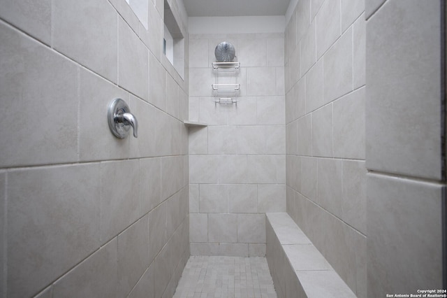 full bathroom featuring tiled shower