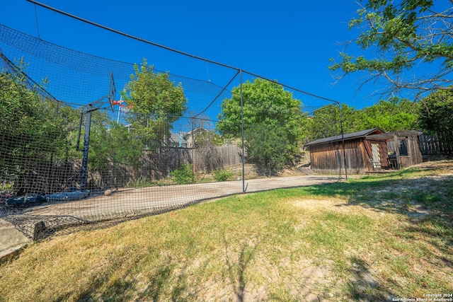 view of yard with an outdoor structure