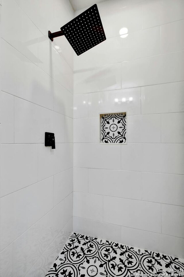 bathroom featuring tiled shower