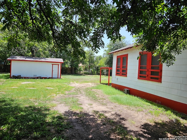 view of yard with an outbuilding