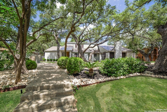 view of front of property featuring a front lawn