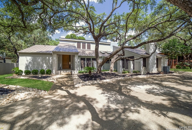 view of front of house