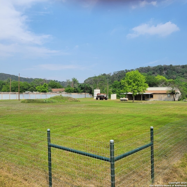 view of yard featuring a rural view