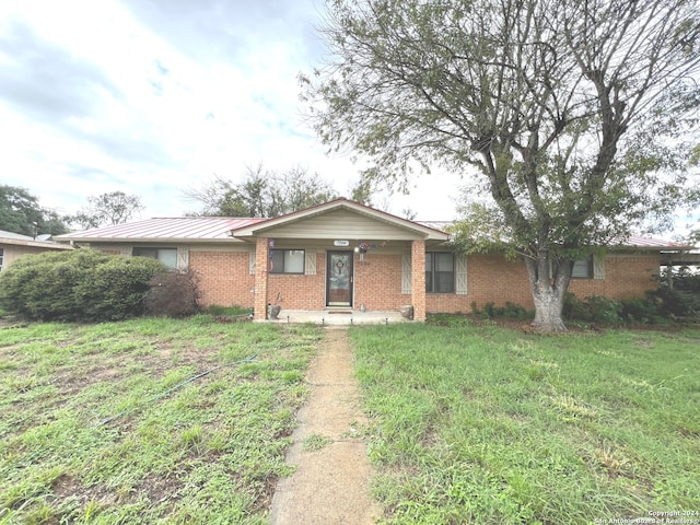 single story home with a front yard