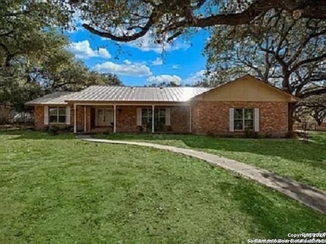 ranch-style house featuring a front yard