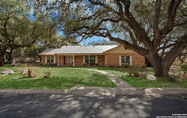 ranch-style home featuring a front yard