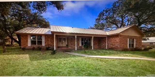 single story home featuring a front lawn