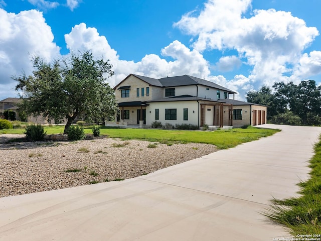 view of front of property featuring a front yard