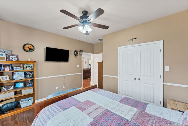 bedroom featuring ceiling fan, hardwood / wood-style floors, and a closet