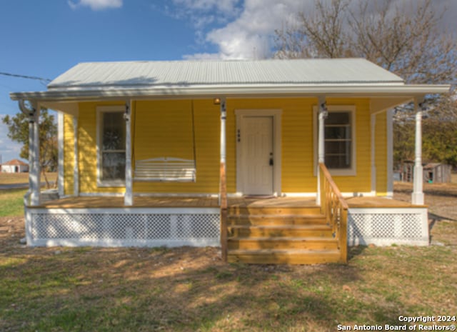 view of front of home featuring a porch