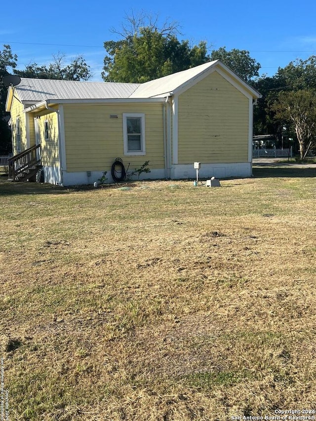 view of front facade with a front lawn