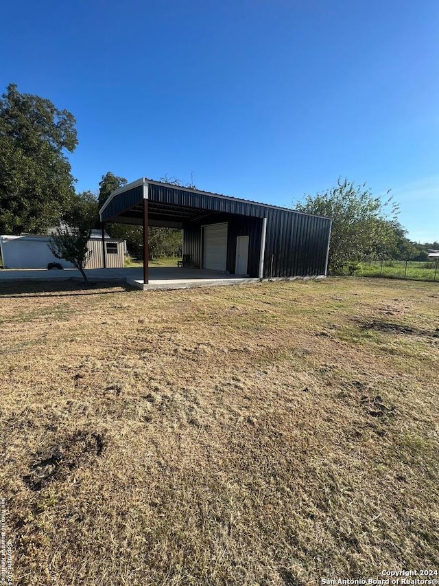 view of yard featuring an outbuilding