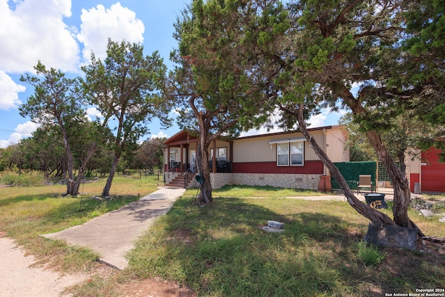 view of front of house featuring a front lawn