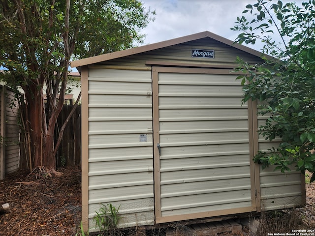 view of outbuilding