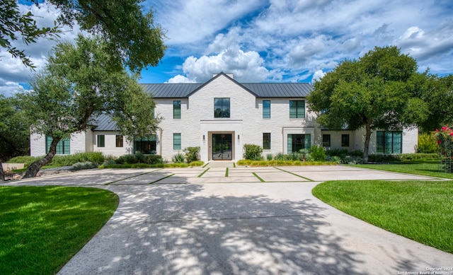 view of front facade featuring a front lawn