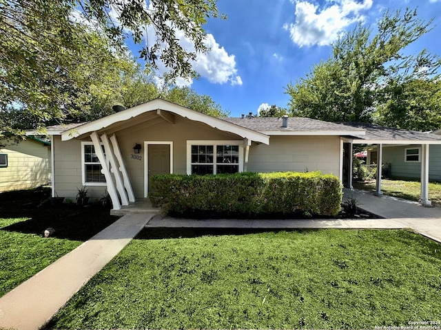 single story home with a front lawn