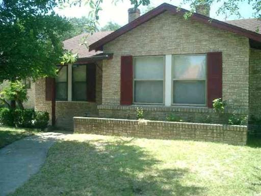 view of front facade featuring a front yard