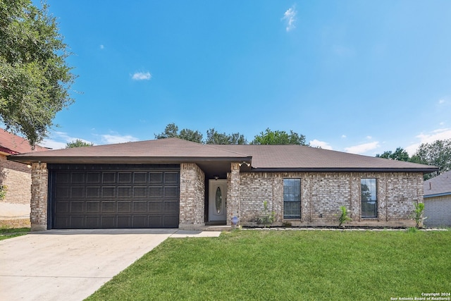 view of front facade featuring a front yard and a garage