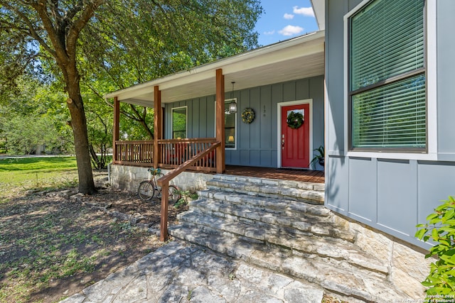 entrance to property featuring a porch