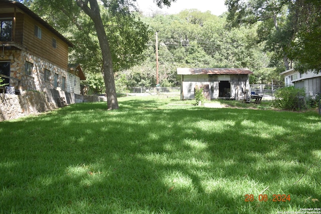 view of yard with a shed